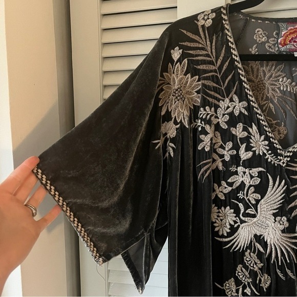 Johnny Was Othilia Embroidered Silk Velvet Kimono Sleeve Dress Gray Sz S - Picture 9 of 15